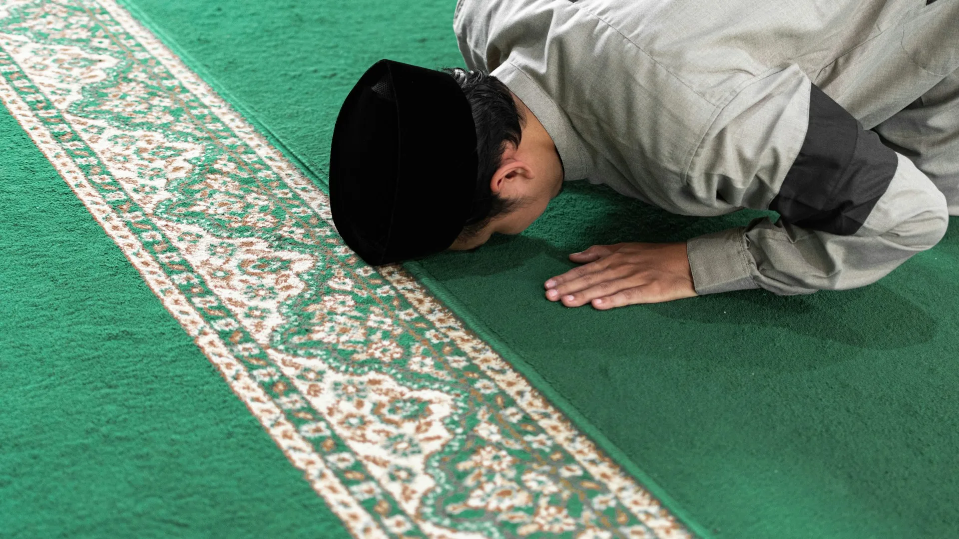 indonesian man praying