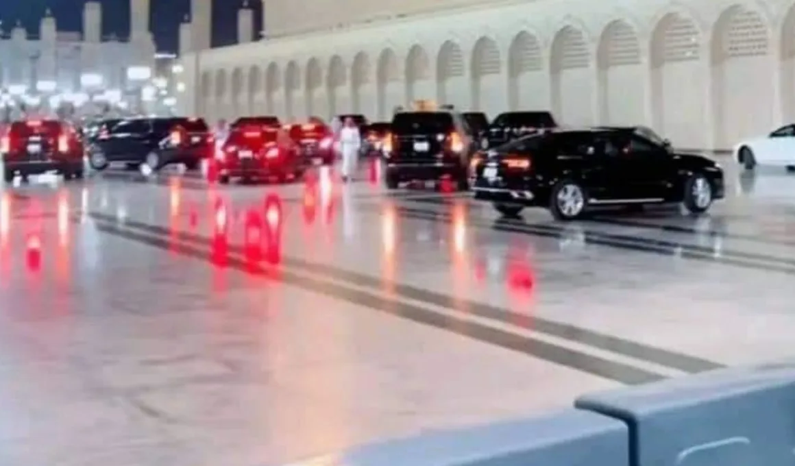 vehicles in masjid an nabawi courtyard