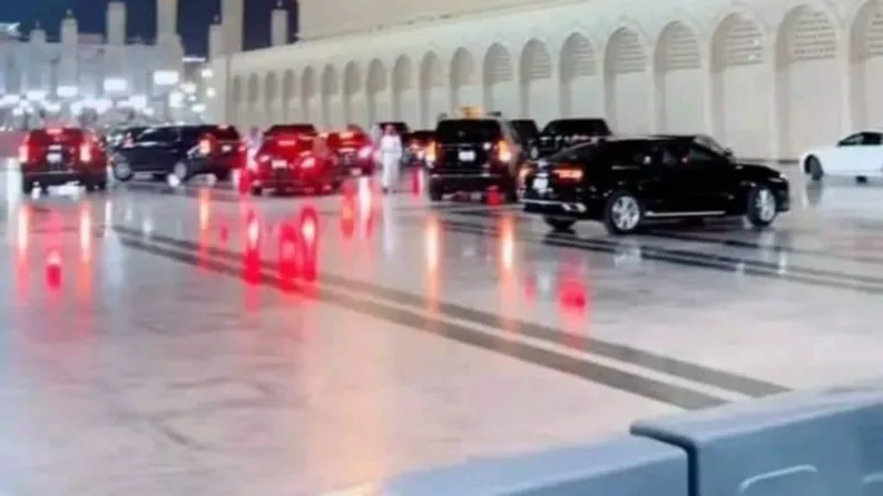 vehicles in masjid an nabawi courtyard