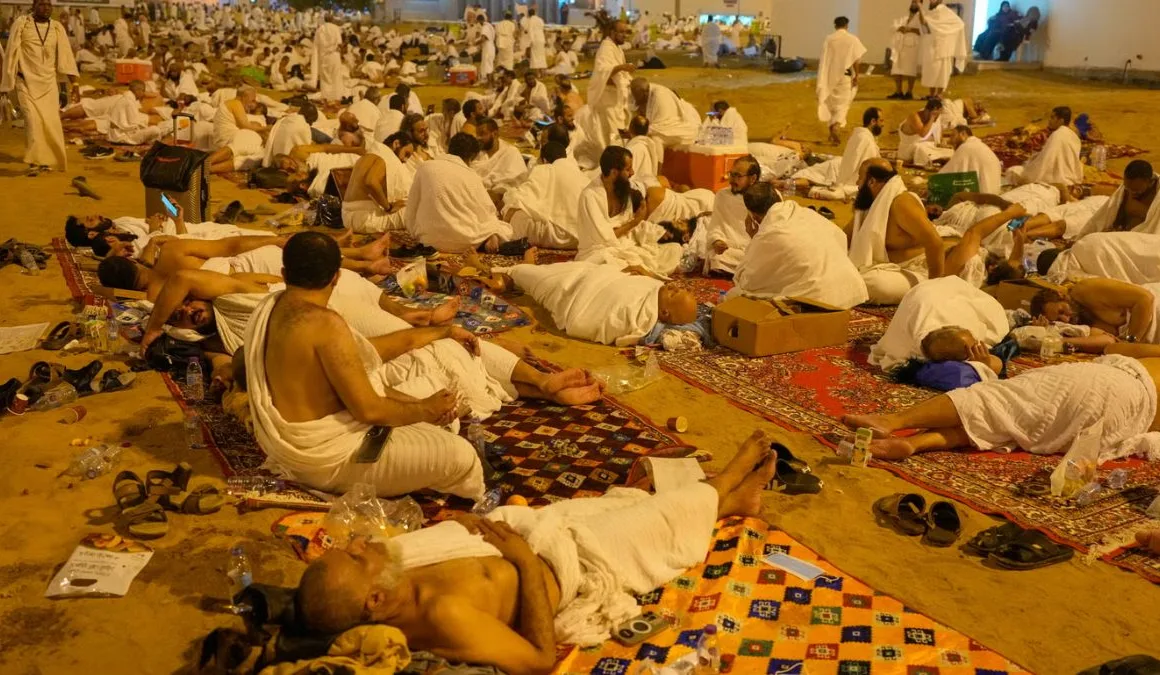 pilgrims at muzdalifa hajj 2024