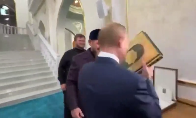 putin kissing quran