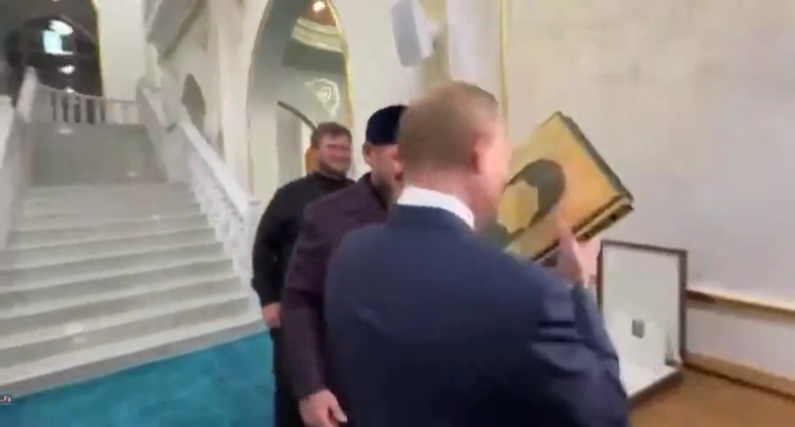 putin kissing quran