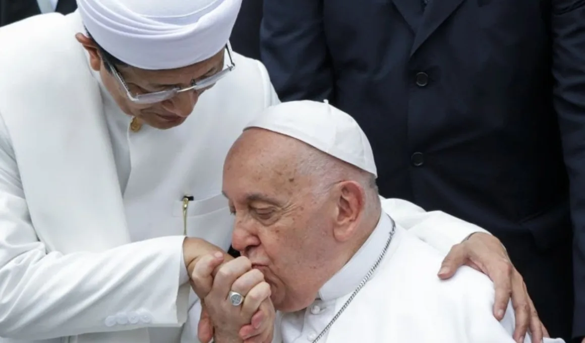 Imam Nasaruddin Umar with pope francis