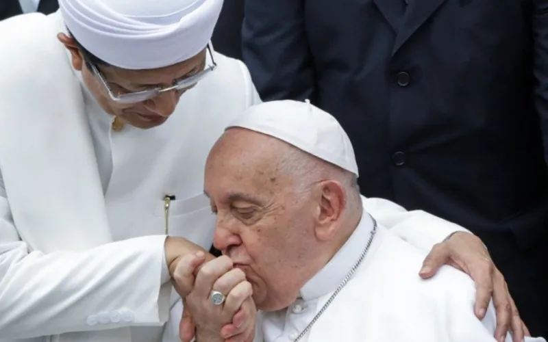 Imam Nasaruddin Umar with pope francis