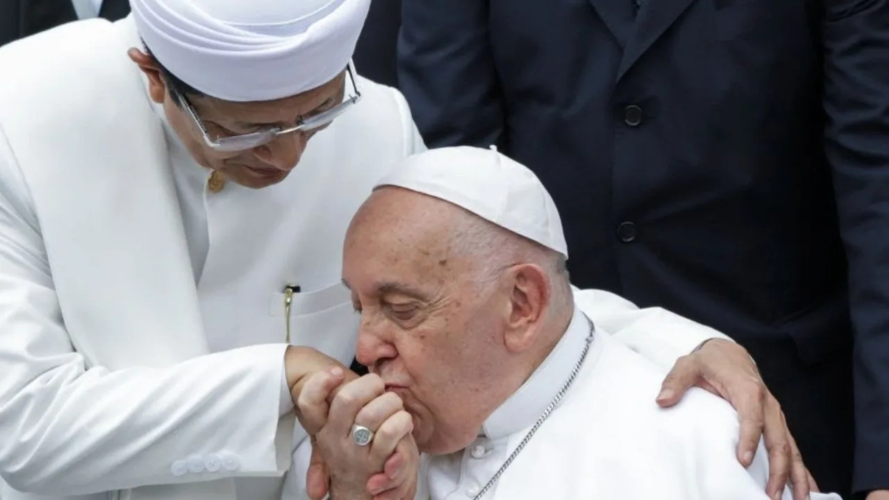 Imam Nasaruddin Umar with pope francis