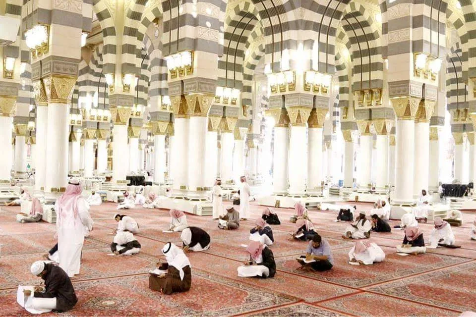 students inside masjid an nabawi