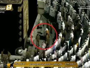 imam of kaaba leading salah infront of the kaaba