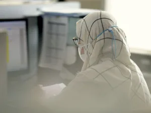 muslim woman working on office computer