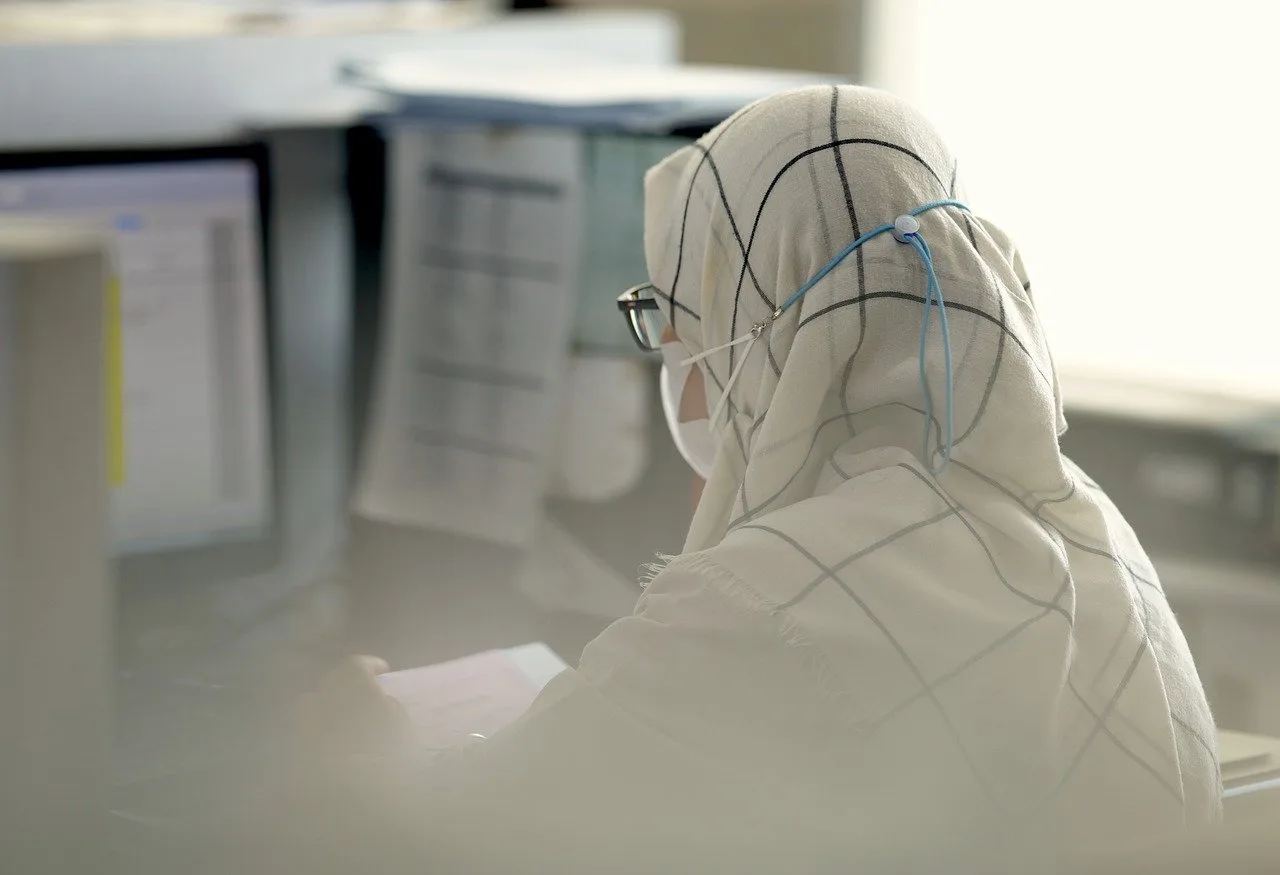 muslim woman working on office computer