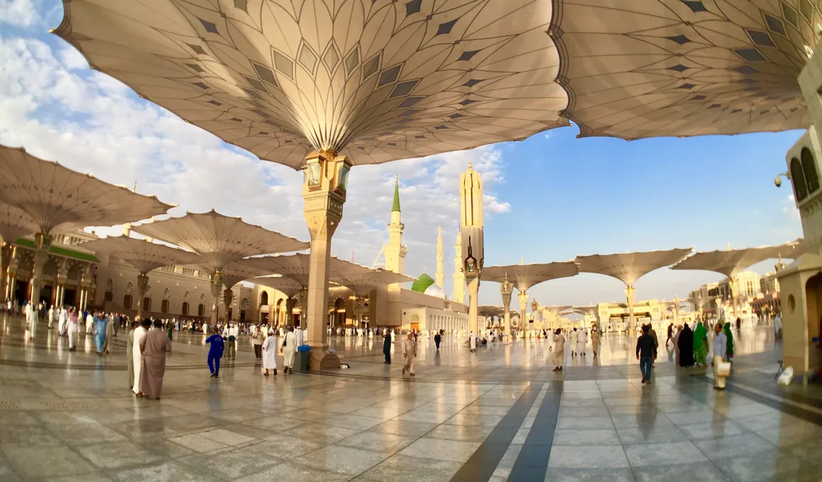 masjid an nabawi courtyard