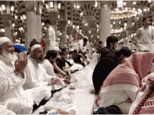 ramadan meal inside masjid an nabawi 2024 (1)