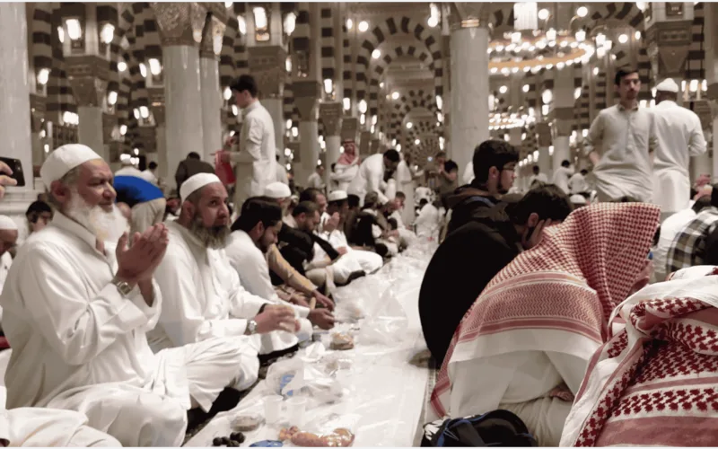 ramadan meal inside masjid an nabawi 2024 (1)