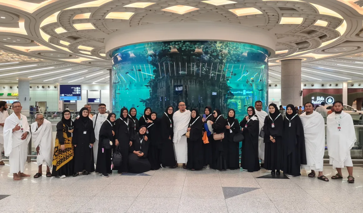 umrah pilgrims at jeddah airport