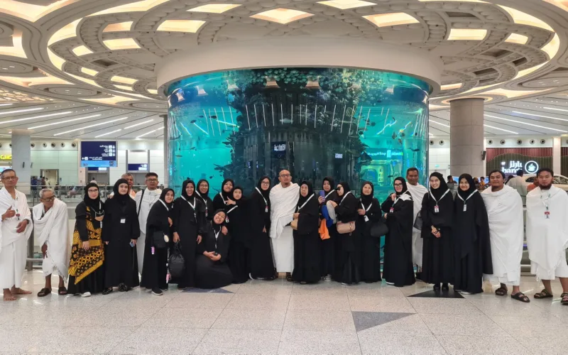 umrah pilgrims at jeddah airport