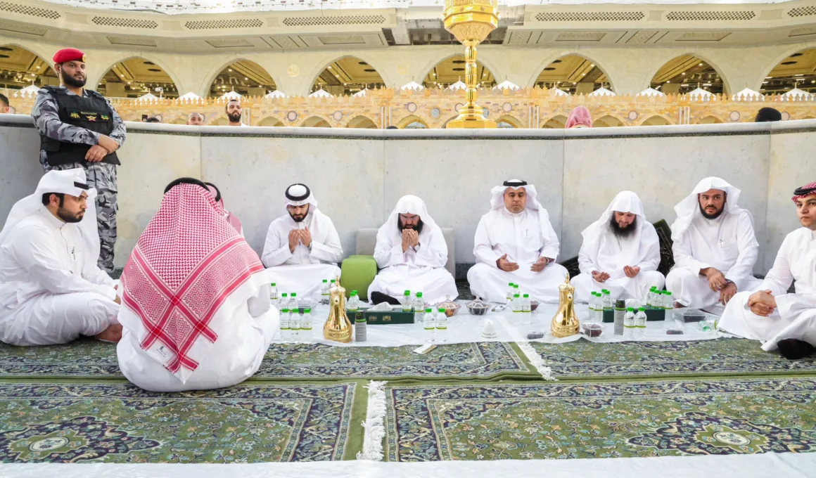 imams of kaaba breaking fast in hateem