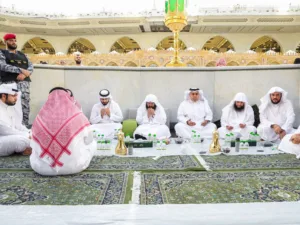 imams of kaaba breaking fast in hateem