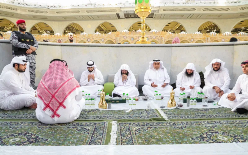 imams of kaaba breaking fast in hateem