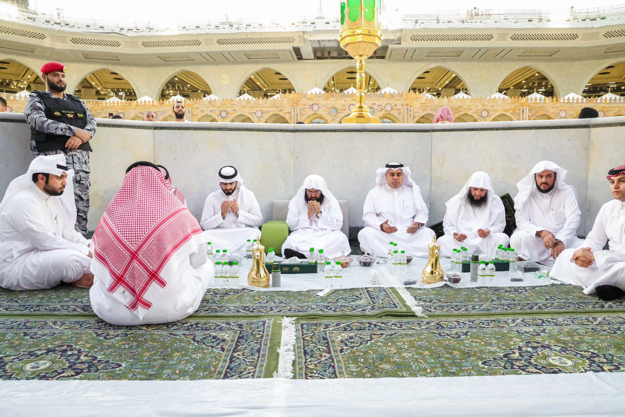 imams of kaaba breaking fast in hateem