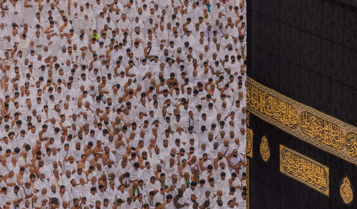 pilgrims performing umrah ramadan 2025