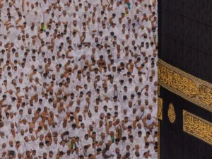 pilgrims performing umrah ramadan 2025