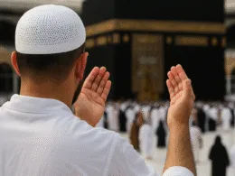 man making dua infront of kaaba