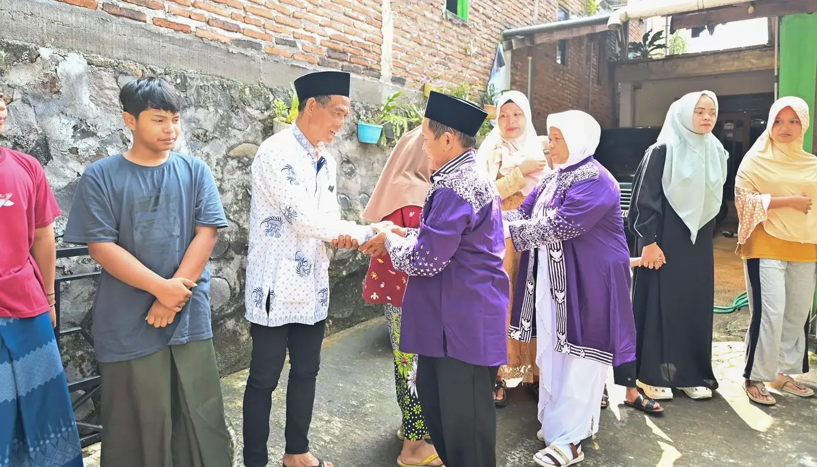 Indonesian Couple Arrive To Perform Hajj 2025 After 40 Years of Saving 7 LEGIMAN LEAVING FOR HAJJ 2025