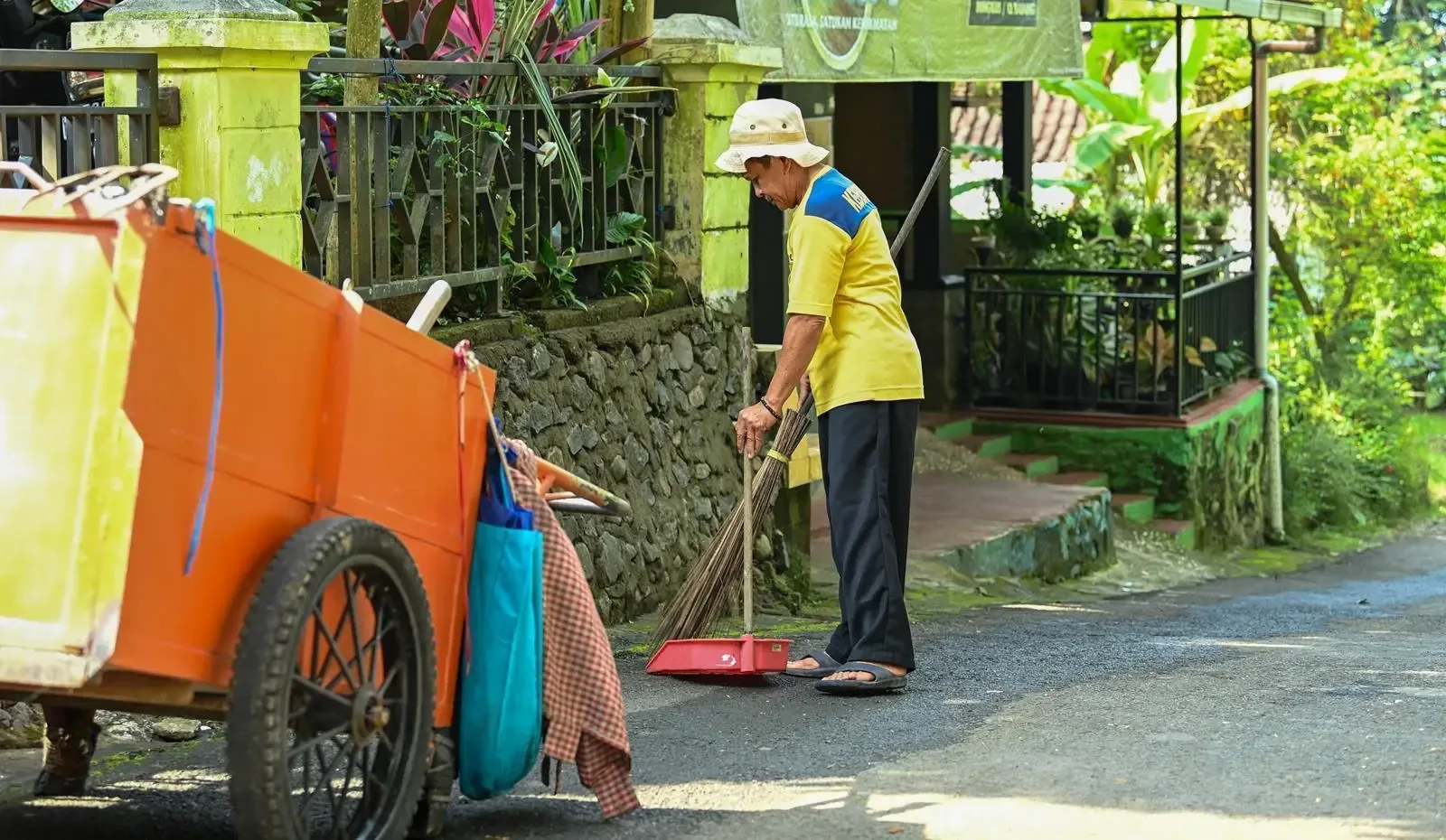Indonesian Couple Arrive To Perform Hajj 2025 After 40 Years of Saving 6 Legiman CLEANING IN INDONESIA