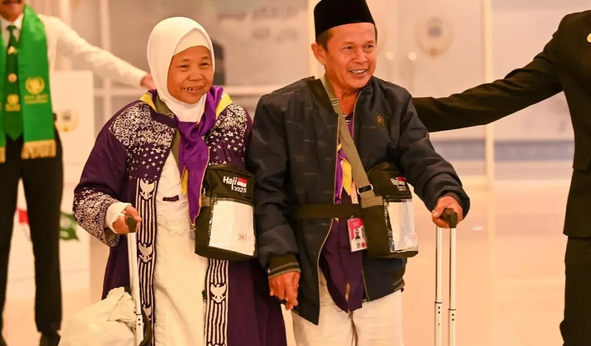 indoneisan couple hajj after 40 years hajj 2025