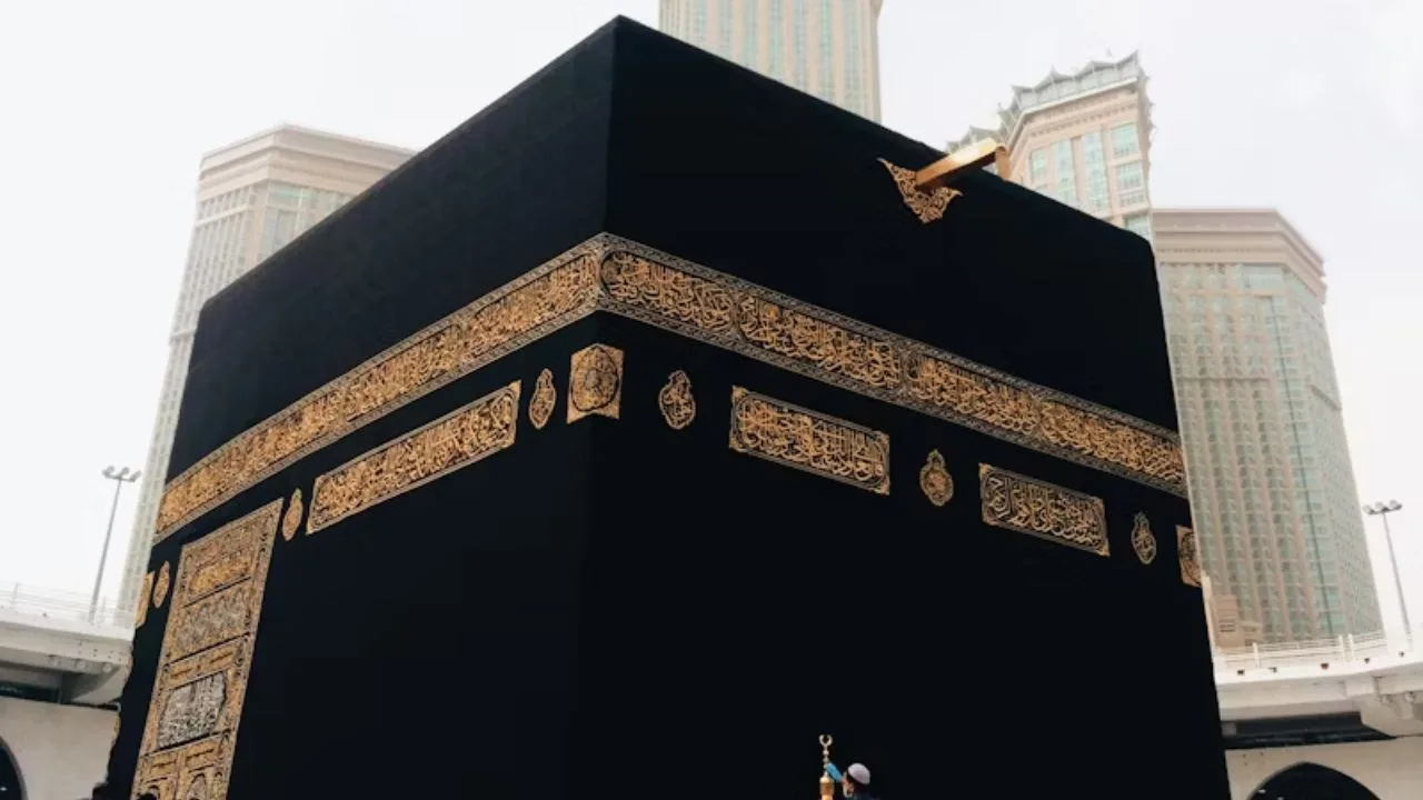 kaaba kiswa change 2025