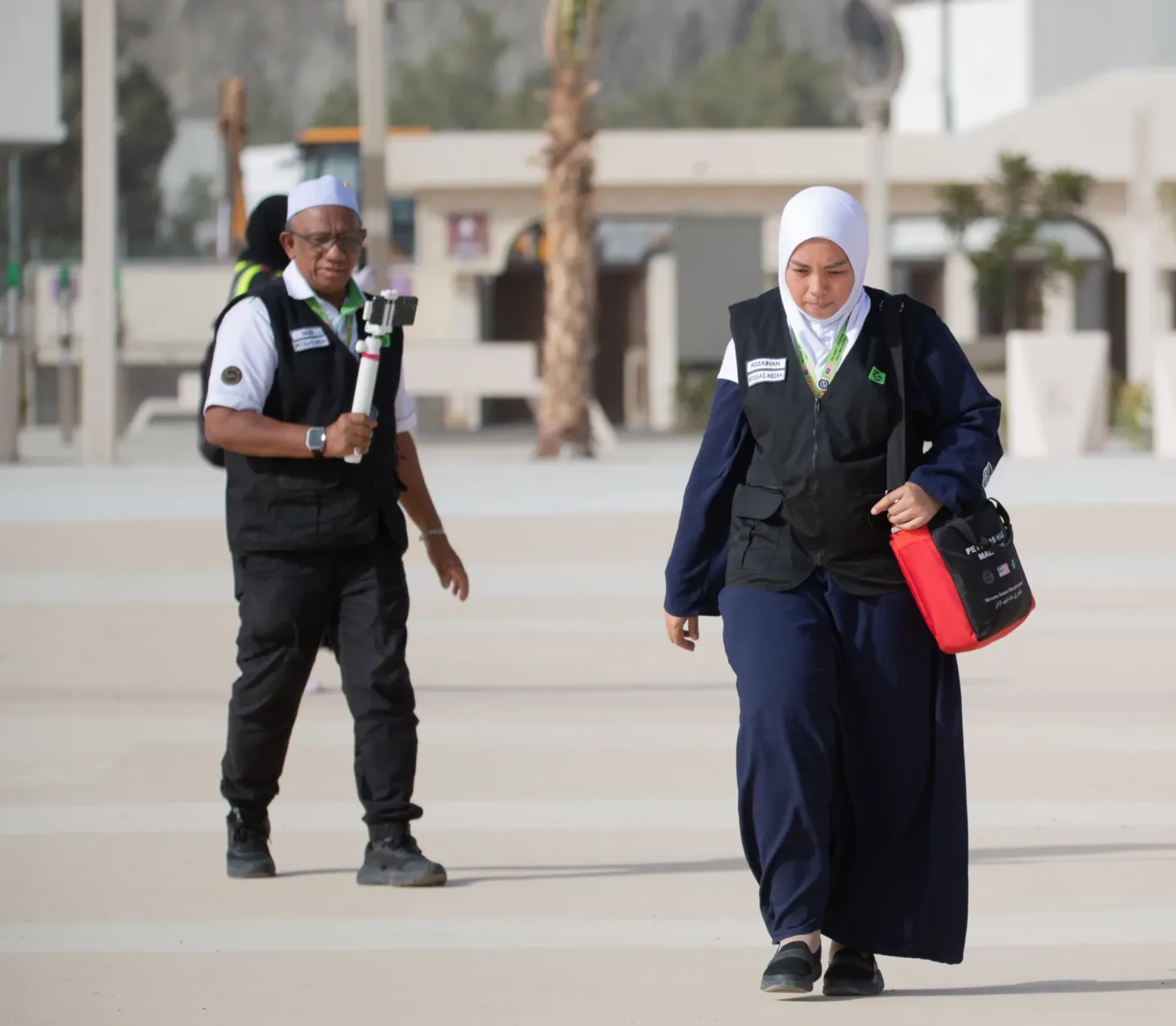 84,000sqm of Cooling White Roads on Arafat Helps Keep Hajj 2025 Pilgrims Cool 6 muslim woman walking on arafat plains