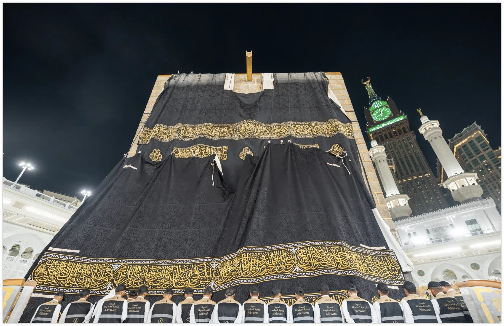 Kaaba Gets New Kiswa as New Islamic Year 1447 Begins 8 2025 Kaaba Kiswa Changing 3
