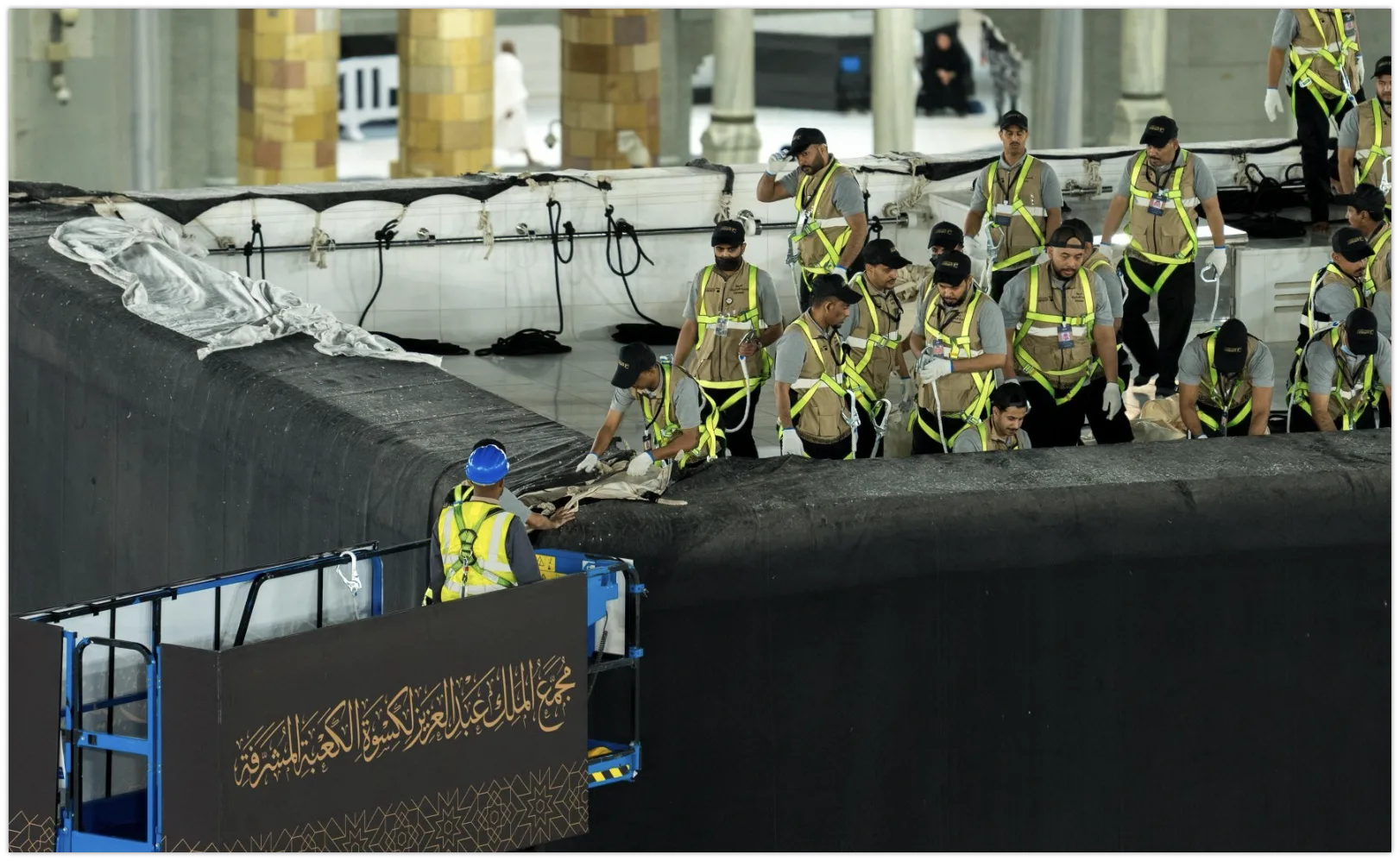 Kaaba Gets New Kiswa as New Islamic Year 1447 Begins 9 2025 Kaaba Kiswa Changing 4