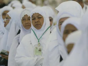 indonesian pilgrim woman hajj