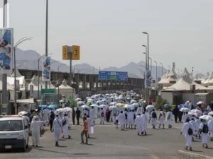 pilgrims going towards mina tents