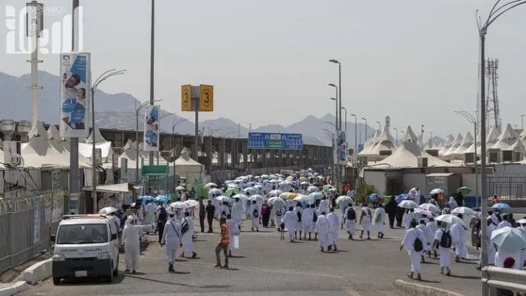 pilgrims going towards mina tents