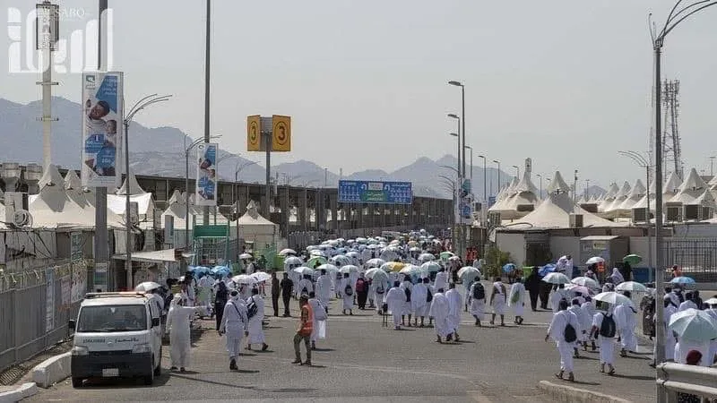 pilgrims going towards mina tents