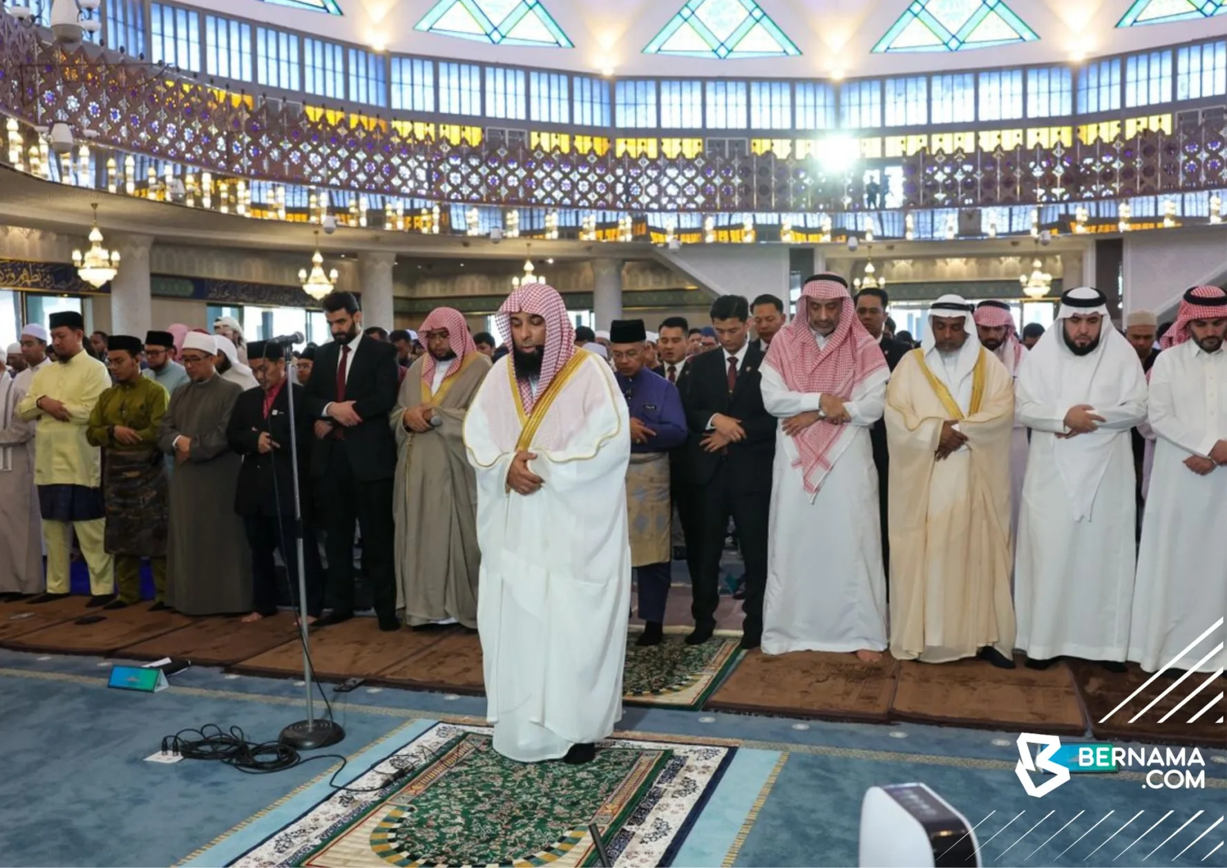 Sheikh Salaah Al Budair leading the Friday Prayers in mosque negara