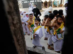 The Wider Image: Joy and sorrow as Indonesians make haj return