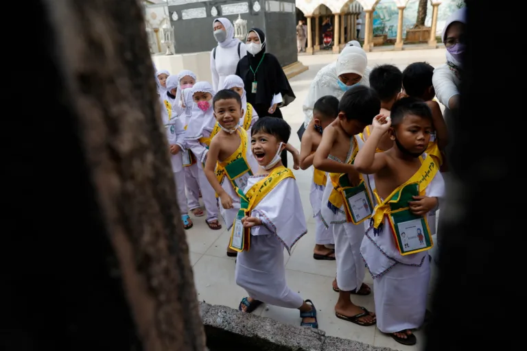 The Wider Image: Joy and sorrow as Indonesians make haj return