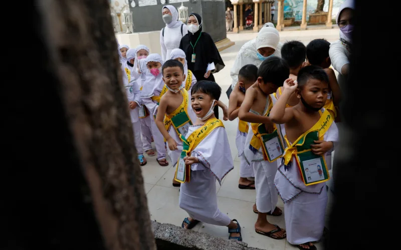 The Wider Image: Joy and sorrow as Indonesians make haj return