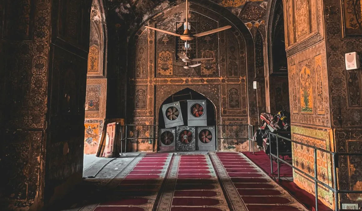 wazir khan mosque interior lahore pakistan