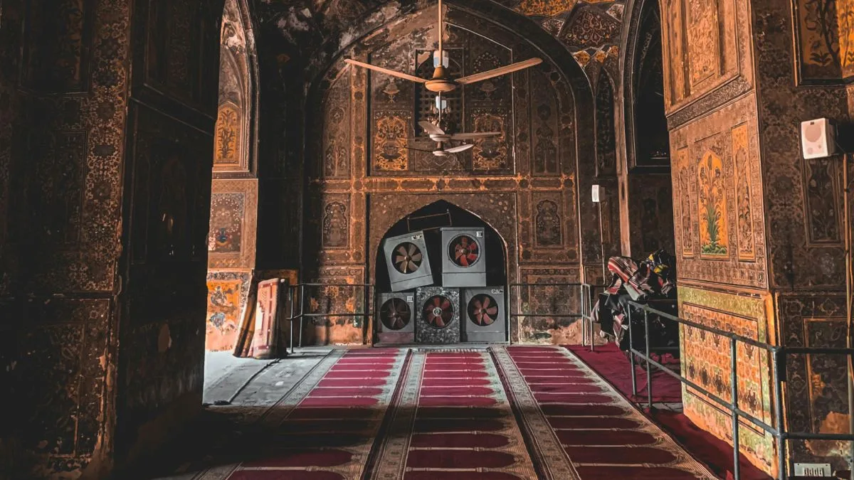 wazir khan mosque interior lahore pakistan
