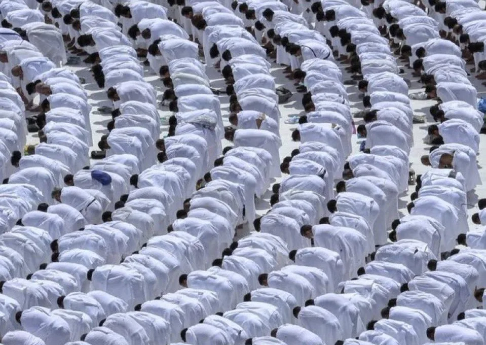 ihram pilgrims praying