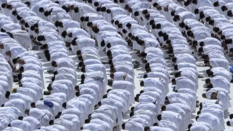 ihram pilgrims praying