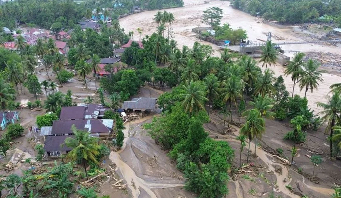flash floods in Lubuk Min come down, Padang, West Sumatra