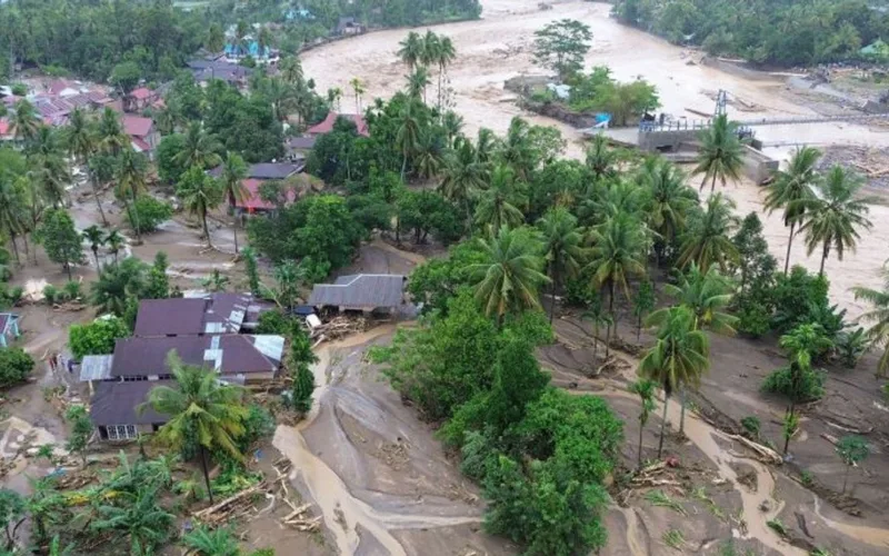 flash floods in Lubuk Min come down, Padang, West Sumatra