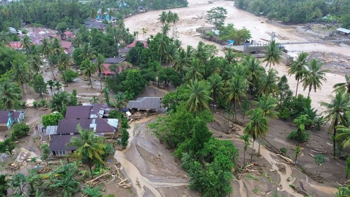flash floods in Lubuk Min come down, Padang, West Sumatra
