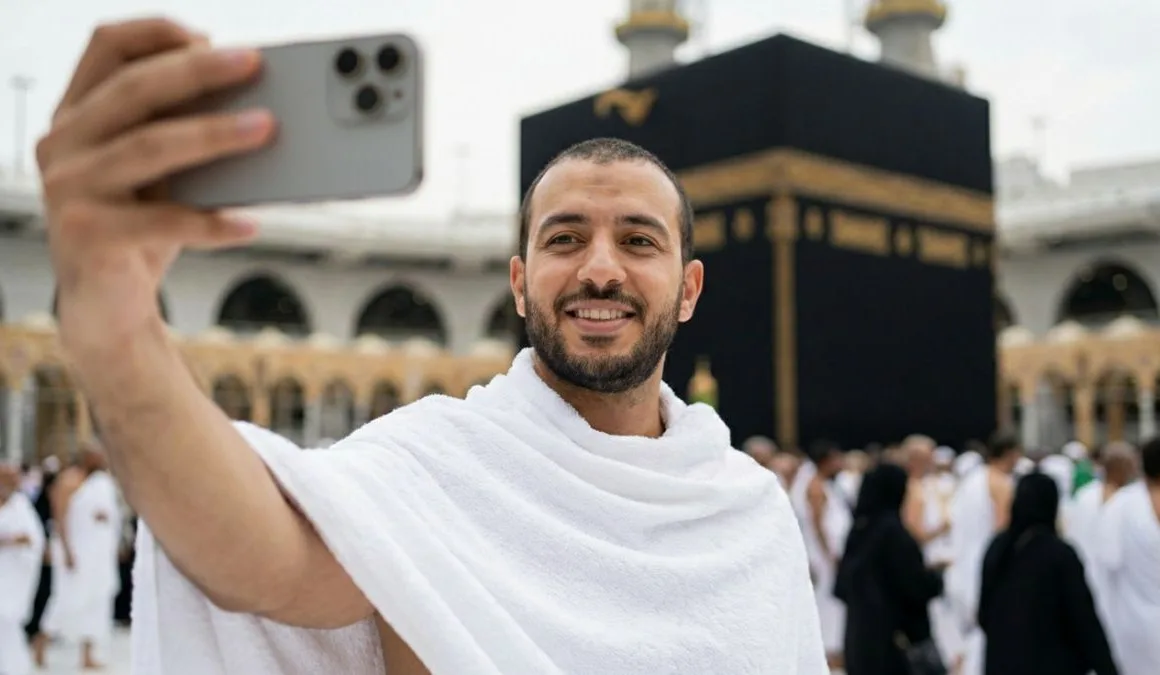 man taking a selfie infront of kaaba
