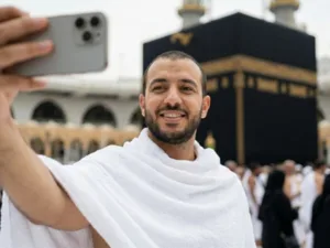 man taking a selfie infront of kaaba