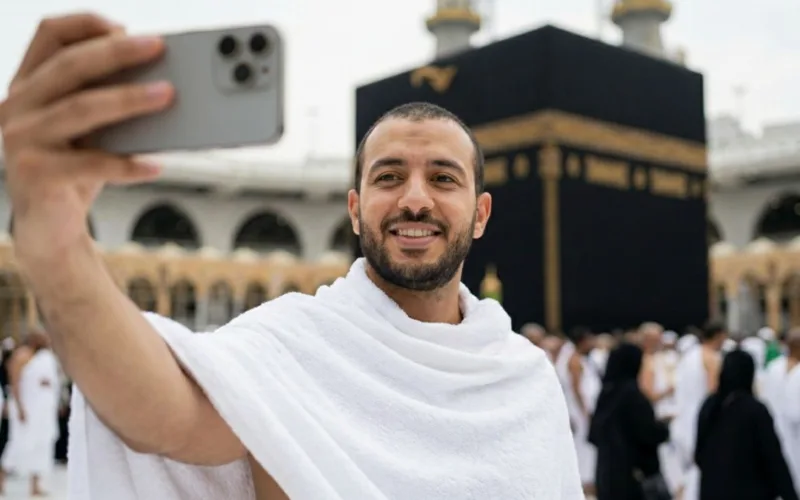 man taking a selfie infront of kaaba